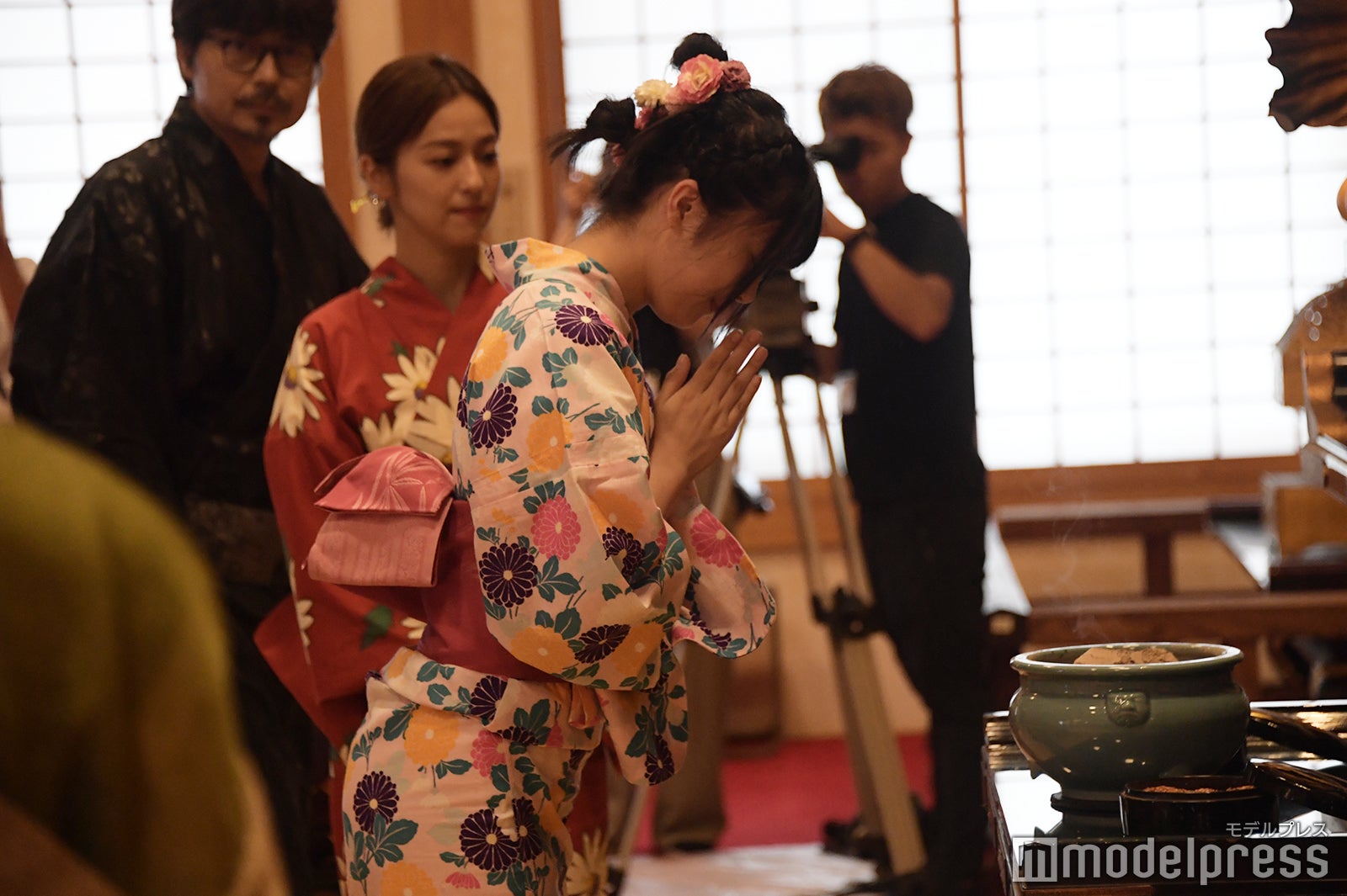 お焼香をする渡邉心結（C）モデルプレス