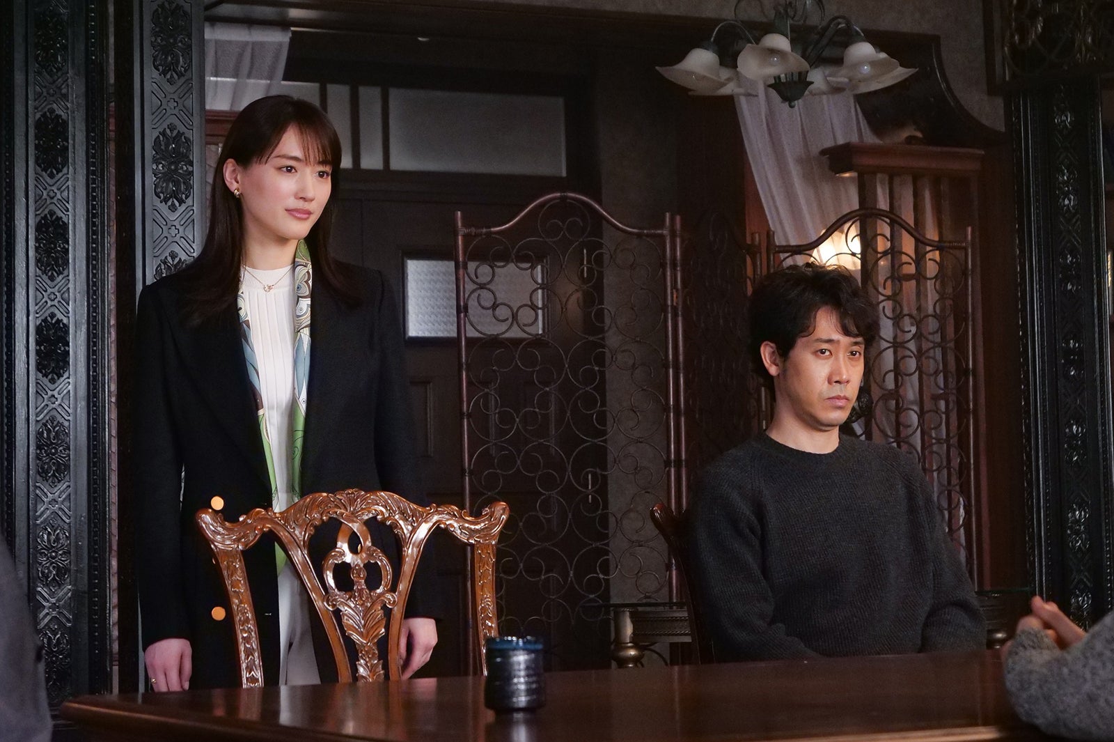 綾瀬はるか‥大泉洋／「元彼の遺言状」第2話より（C）フジテレビ