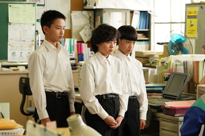 大角英夫、青木奏、内田煌音(C)フジテレビ