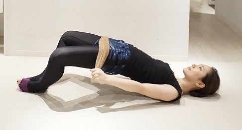 かかと同士は押し合ったまま、オヘソよりも骨盤の下の方を持ち上げるようにアップします。