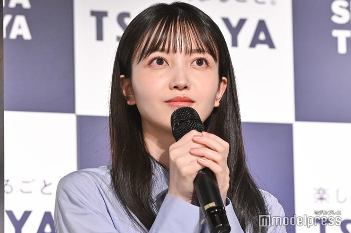 1st写真集「交差点」発売記念会見に出席した久保史緒里(C)モデルプレス
