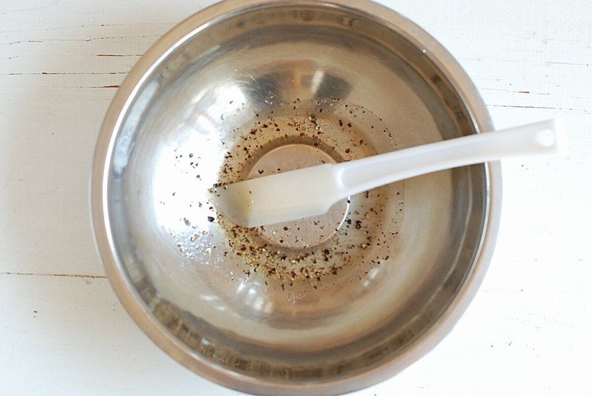 ステンレスボウルに調味料とゴムベラを入れた俯瞰