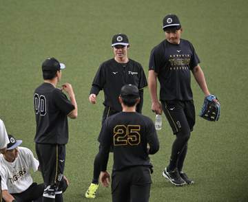 阪神・中野が試合前練習に参加 前日には負傷交代も普通の足取りで球場入り