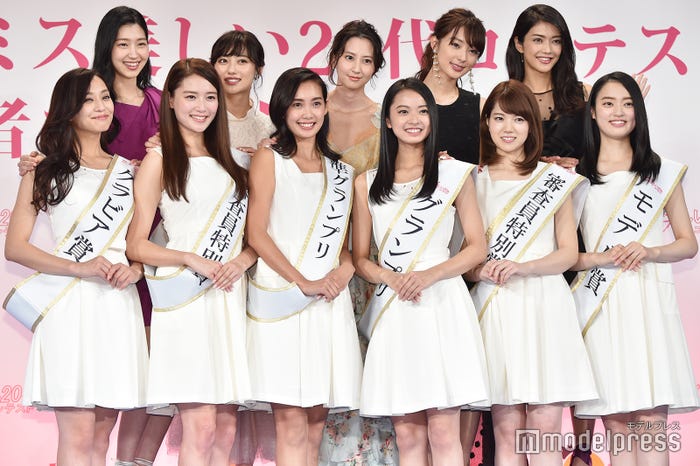 (下段左より)鈴木佳奈さん、豊田百佳さん、遠藤菜摘さん、川瀬莉子さん、吉倉菜美さん、都筑千穂さん(上段左より)是永瞳、奥山かずさ、河北麻友子、宮本茉由、田中道子 (C)モデルプレス