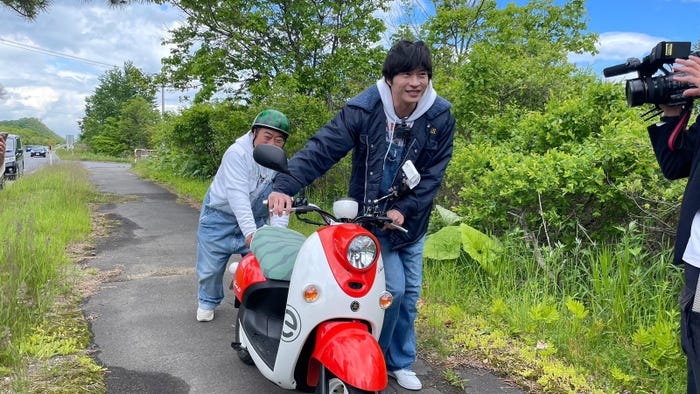 出川哲朗、田中圭(C)テレビ東京