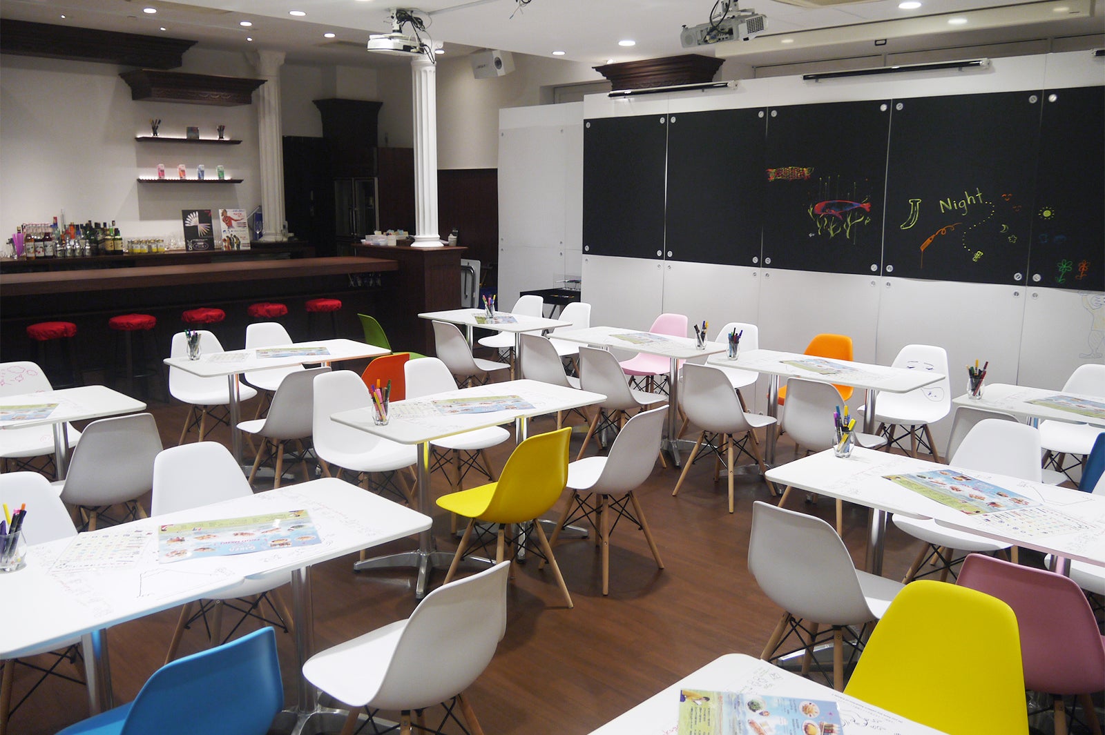 内装／画像提供：GINZA RAKUGAKI Cafe＆Bar by Pentel