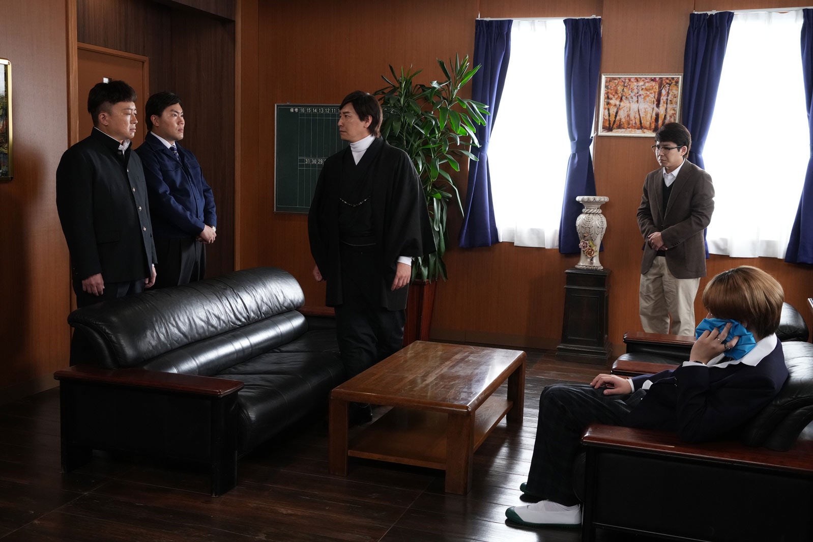 （左から）松尾駿、岡部大、長田庄平、秋山寛貴、粗品（C）フジテレビ