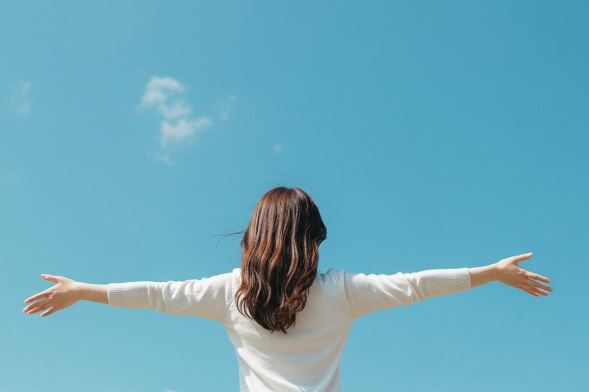 手を広げる女性