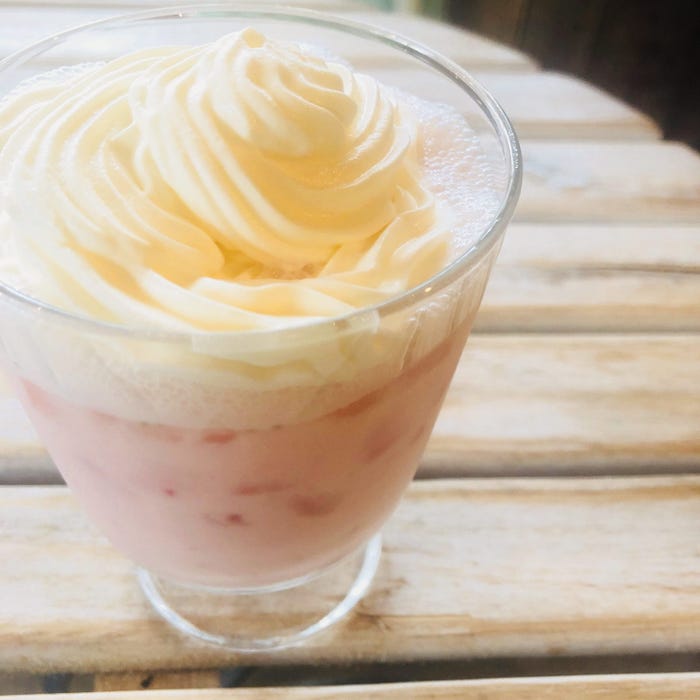 手順2:器に入れ生クリームを絞る/画像提供:柏原歩