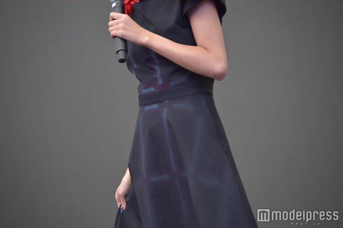 ブラックライトで光るドレス (C)モデルプレス