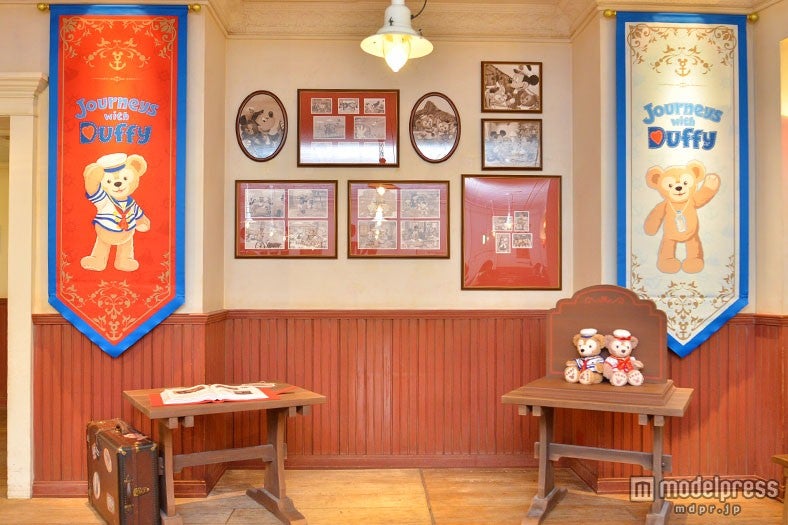 店内には「ジャーニー・ウィズ・ダッフィー」の装飾も