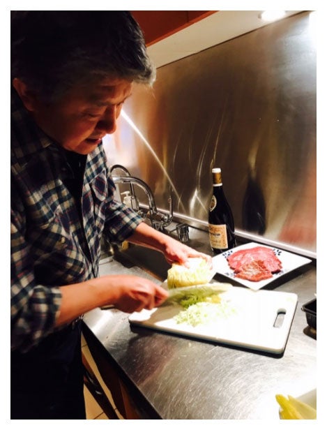 料理を作るヒロくん／稲垣吾郎オフィシャルブログ（Ameba）より