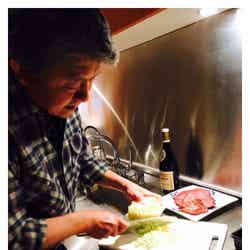 料理を作るヒロくん／稲垣吾郎オフィシャルブログ（Ameba）より