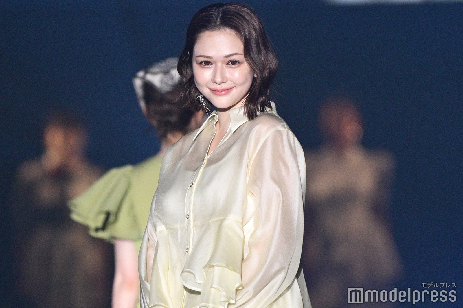 村重杏奈、シースルーワンピで上品肌見せ 透明感溢れるトレンドスタイルで登場【TGC熊本2025】