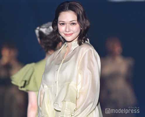 村重杏奈、シースルーワンピで上品肌見せ 透明感溢れるトレンドスタイルで登場【TGC熊本2025】