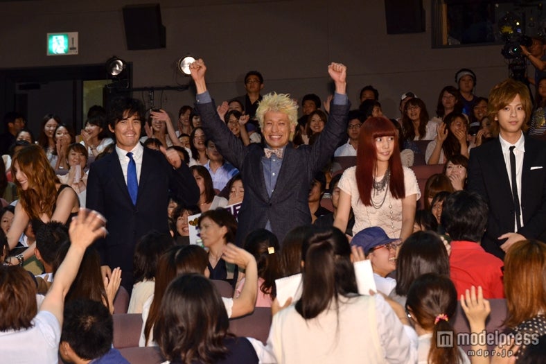 左から：加藤あい、伊藤英明、佐藤隆太、仲里依紗、三浦翔平