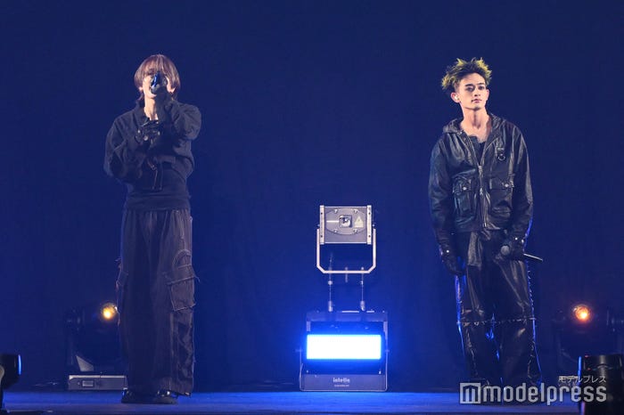 鈴木曉、桑山隆太/WATWINGステージ(C)モデルプレス