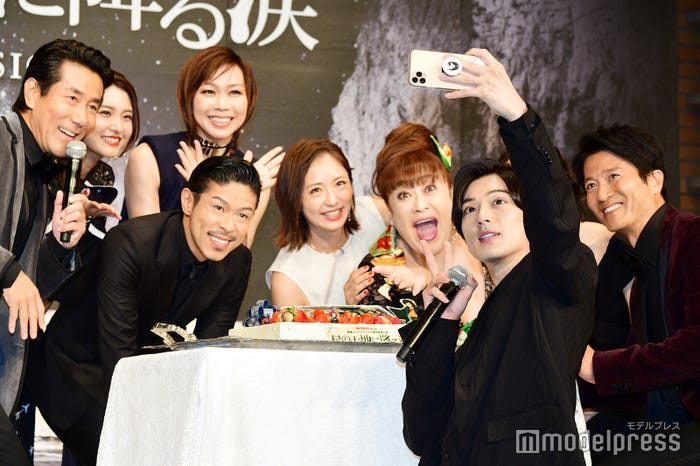 (左から)岸谷五朗、島ゆいか、松本利夫、湖月わたる、笹本玲奈、森公美子、新田真剣佑、寺脇康文(C)モデルプレス