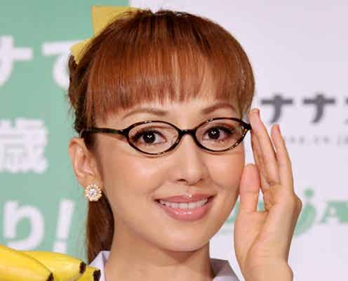 神田うの、スラリ美脚披露 38年間続けた美肌の秘訣とは?