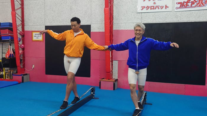 関口メンディー、中務裕太 (C)日本テレビ