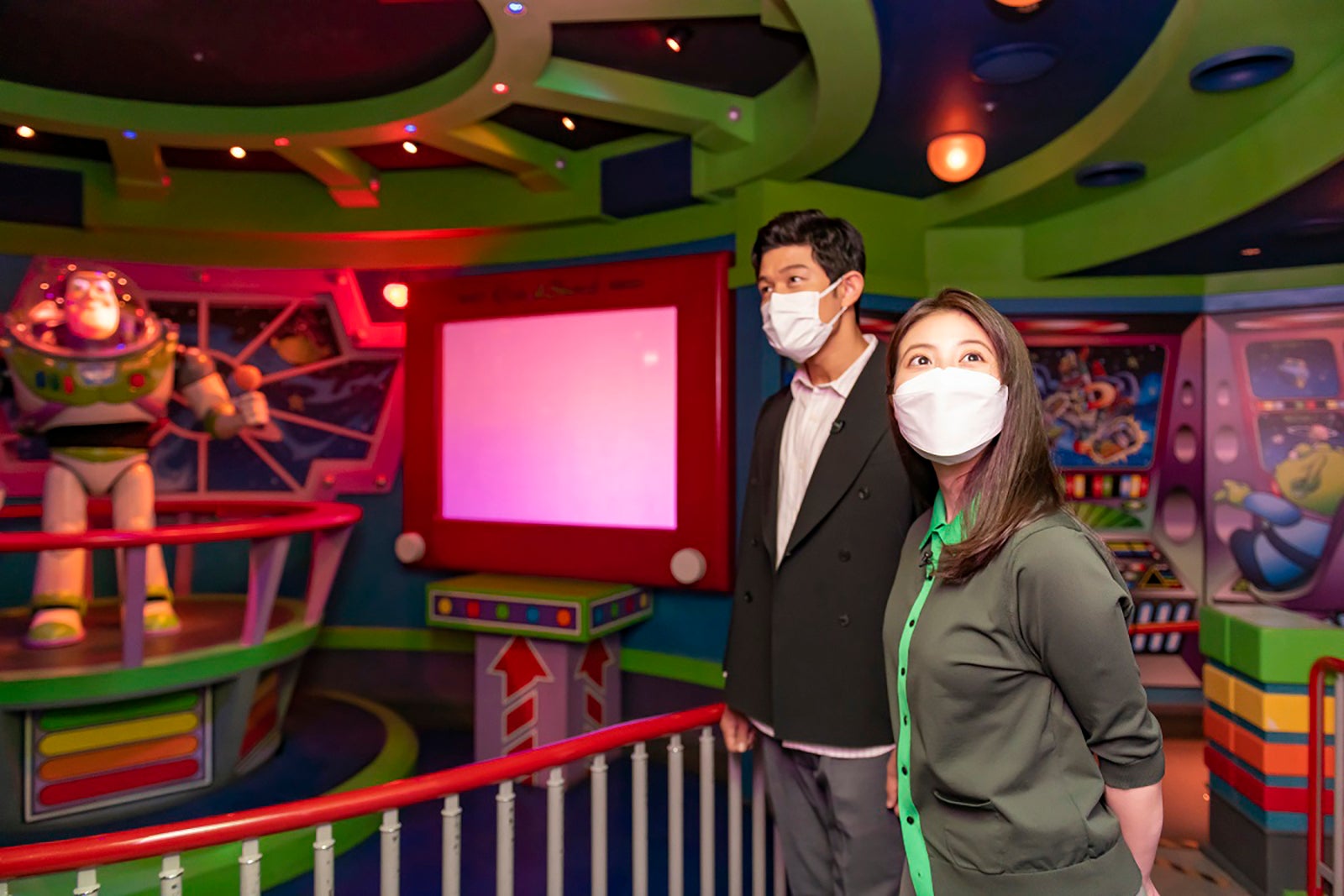 鈴木亮平、今田美桜（C）2022 Disney／Pixar. All Rights Reserved. （C）Disney