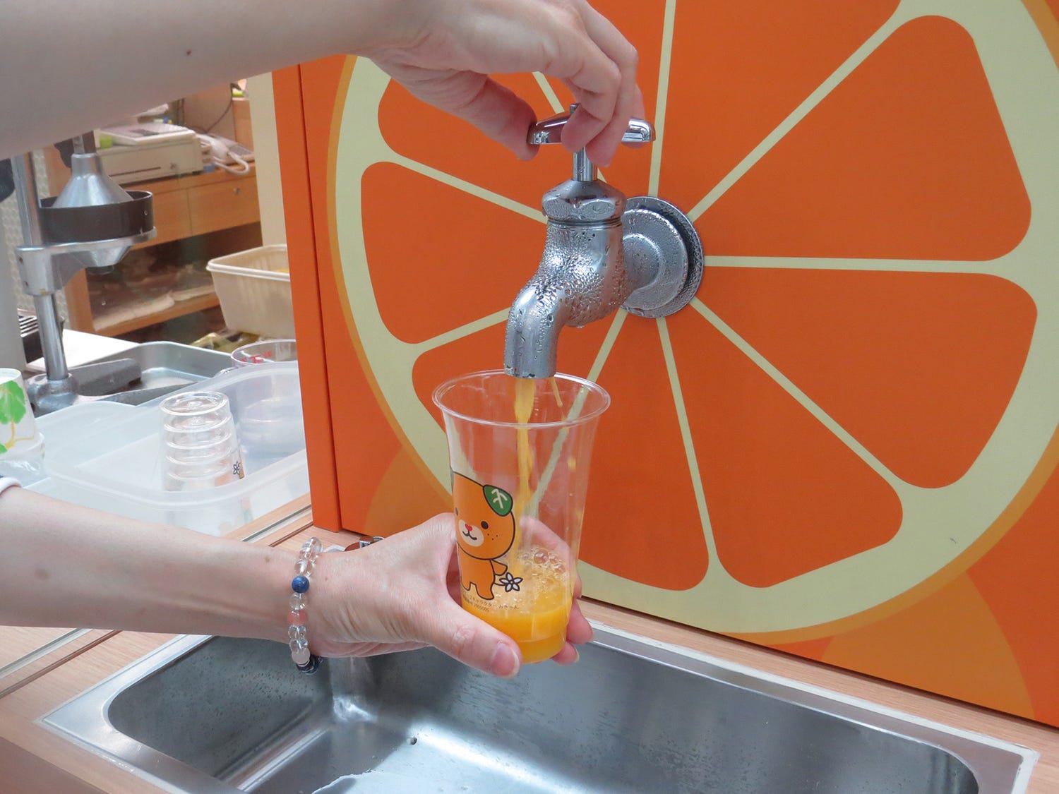 蛇口からみかんジュース!?「Orange BAR」松山空港に誕生