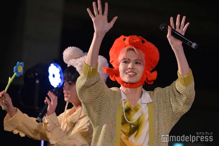 タコの被り物をする栗田航兵 (C)モデルプレス