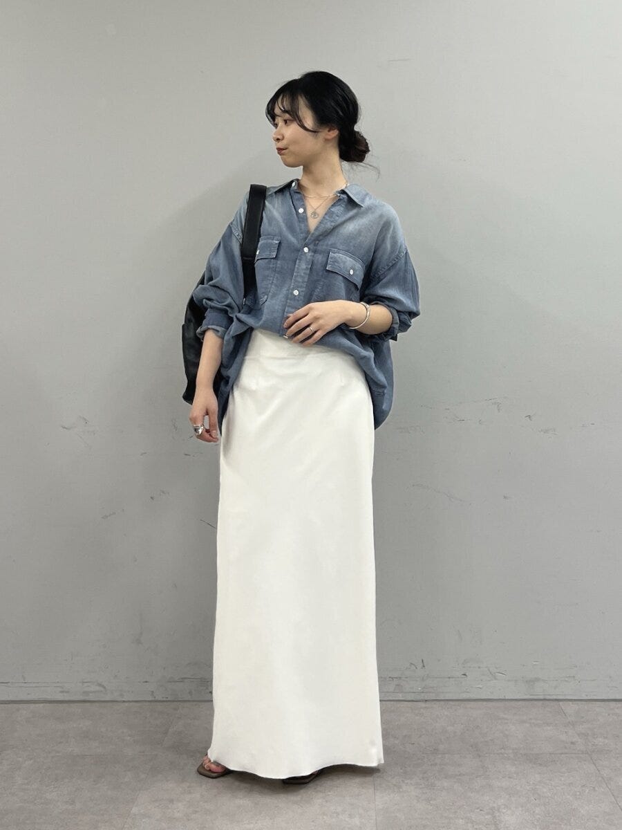 2026春夏大人女性おすすめデニムシャツ白ナロースカートコーデ