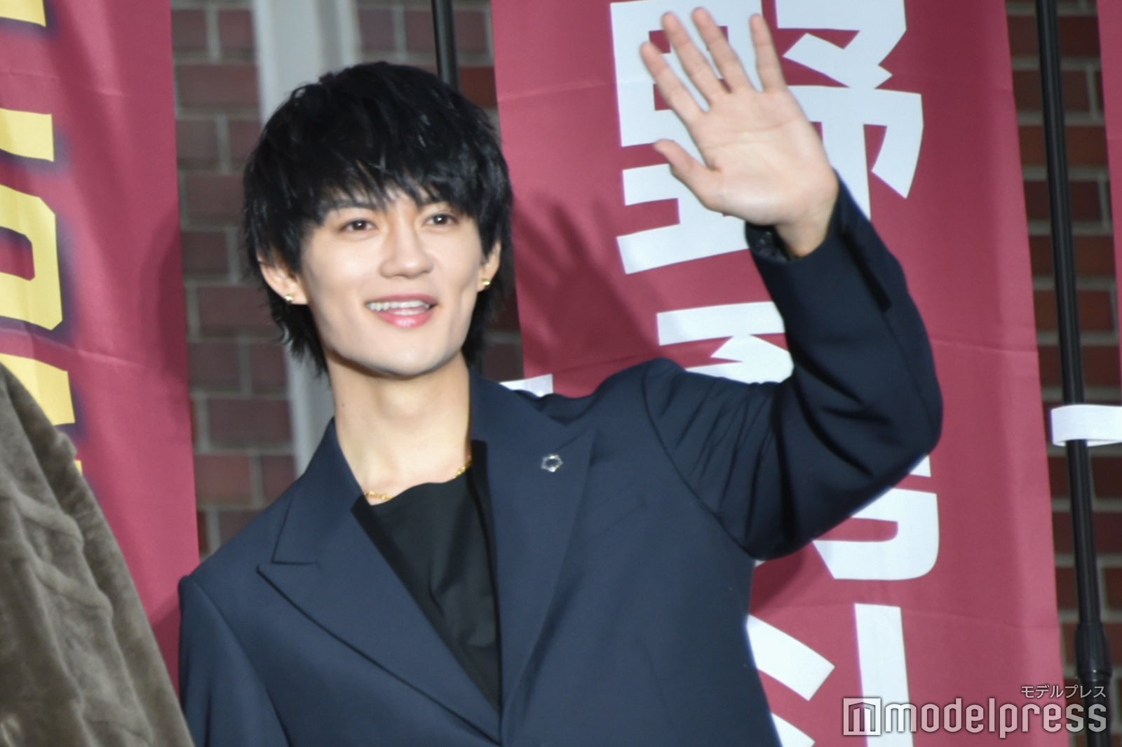 手を振る佐野勇斗（C）モデルプレス