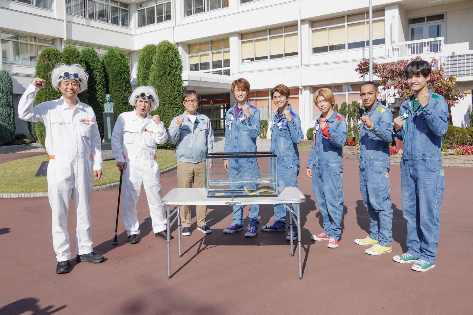 （左から）有野晋哉、濱口優、山本義彦さん、小島健、正門良規、末澤誠也、草間リチャード敬太、佐野晶哉（C）MBS