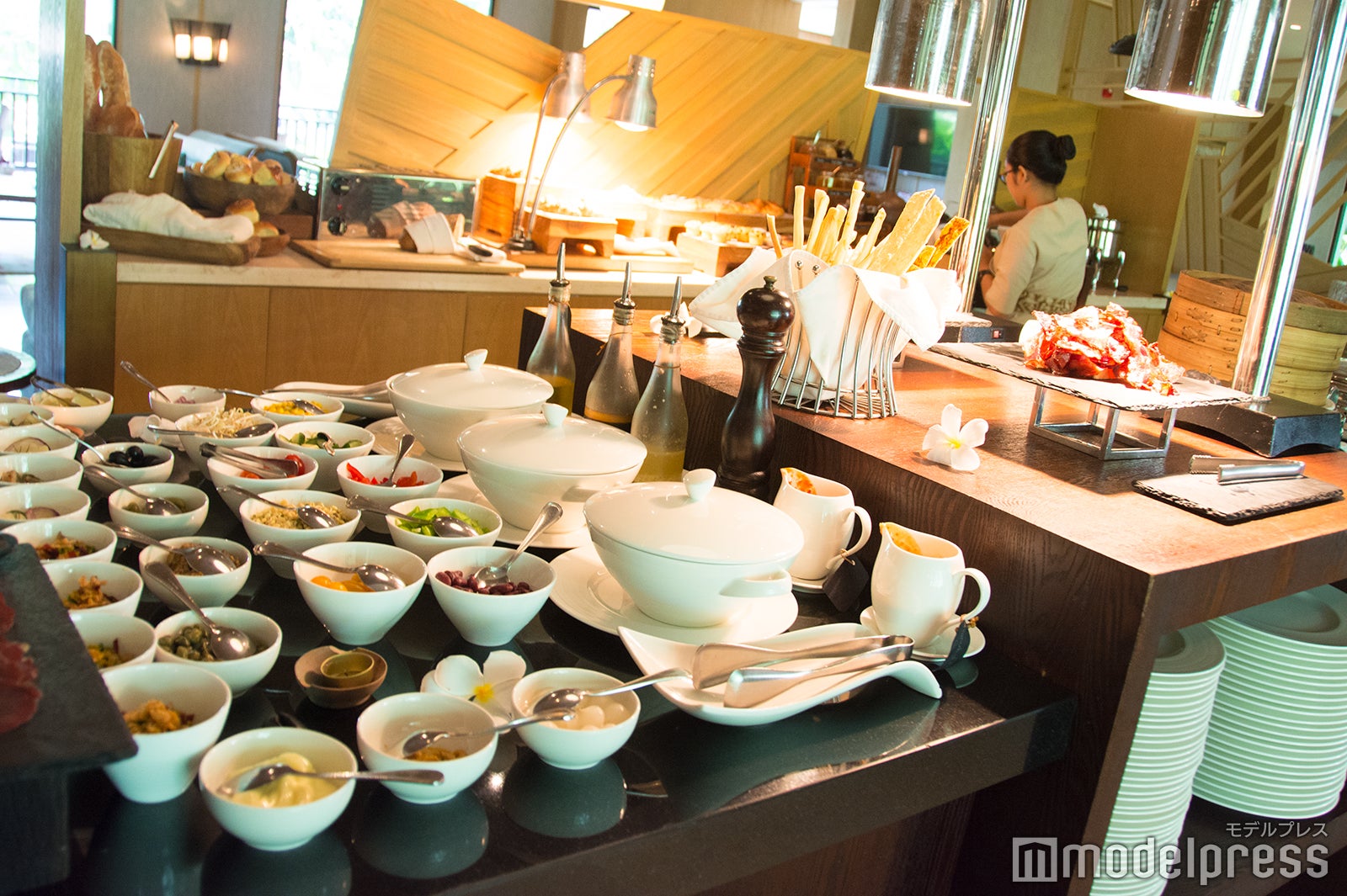 クラブラウンジでは様々な軽食が楽しめる（C）モデルプレス