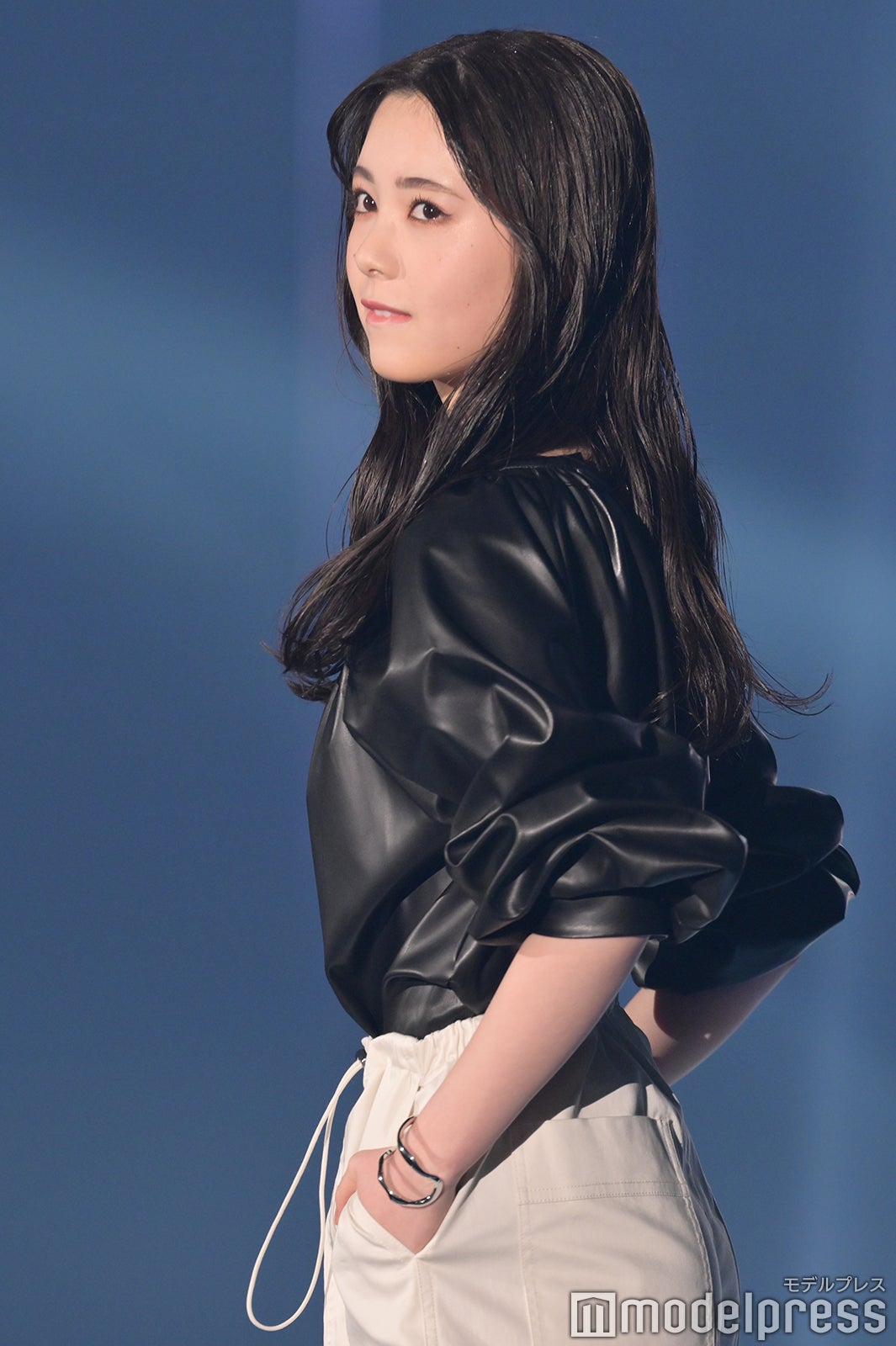 乃木坂46筒井あやめ、センターパートヘアで雰囲気ガラリ 大人っ