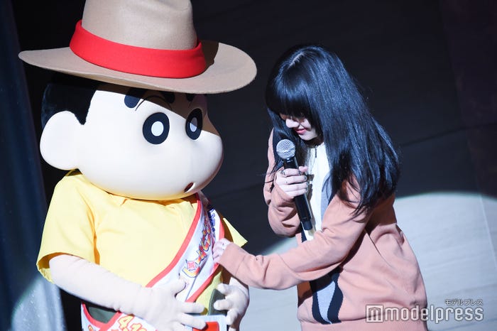 しんちゃんのたすきを直してあげるあいみょん(C)モデルプレス