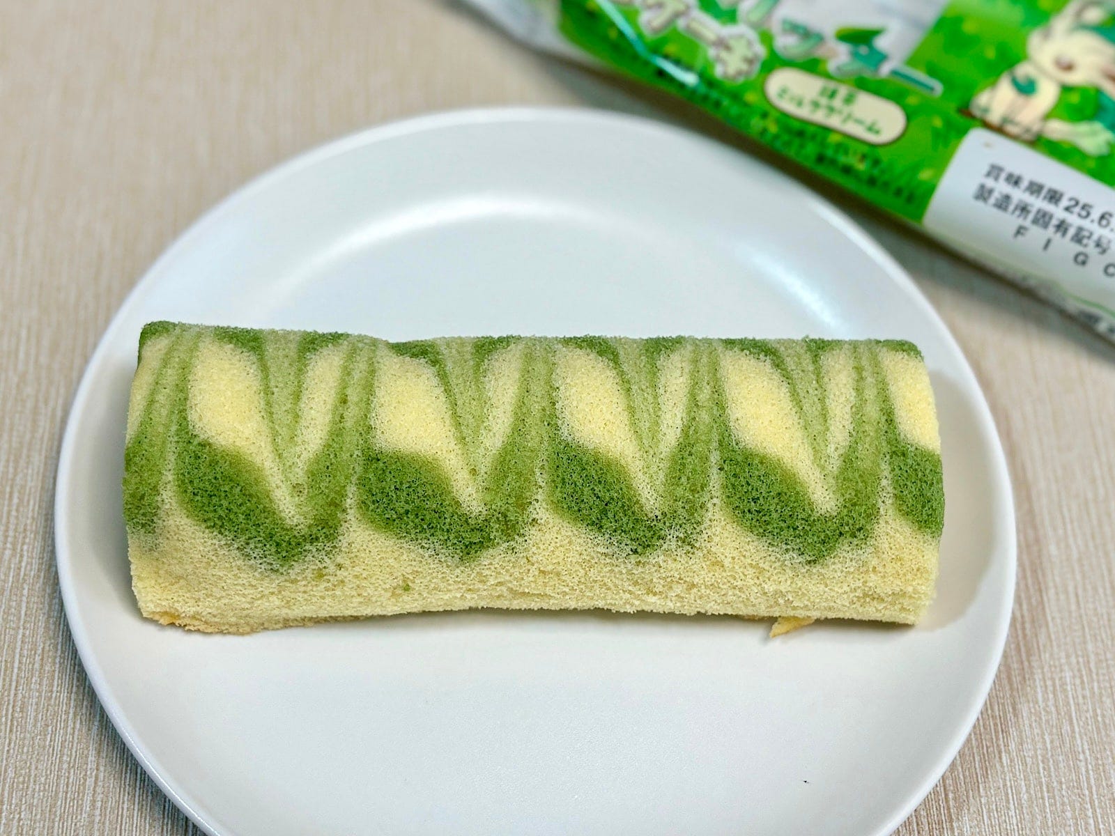 生地にはリーフィアをイメージした葉っぱのような模様が入っています。美しい!
