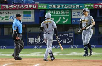 「ああいう場面で品格を見せられるのは一流の証」阪神・佐藤輝明 判定で緊張感が漂うシーンで球審の肩をさすってなだめる「精神的な頼もしさが光る」