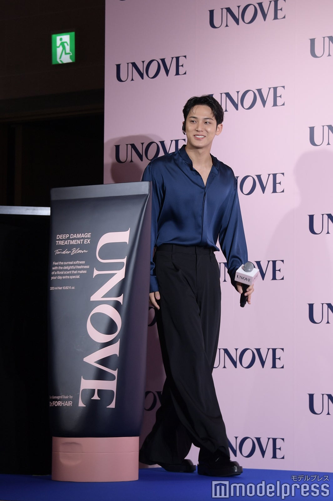 巨大オブジェの後ろから登場したミンギュ（C）モデルプレス