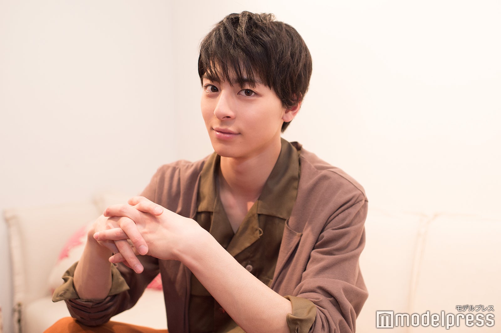 高杉真宙（C）モデルプレス＜衣装クレジット＞カーディガン、シャツ：共にヒューミス　パンツ：ミスターオリーブ／ウォークインクローゼット