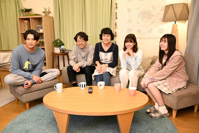 (左から)森崎ウィン、山中崇、板谷由夏、渡邉理佐、星乃夢奈「ブラックファミリア~新堂家の復讐~」最終話より(C)読売テレビ