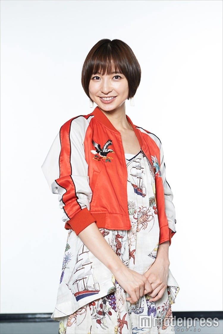 画像2 8 篠田麻里子 スカジャン 総柄ワンピの王道 タッキー スタイルが可愛い ファッションチェック 独占コメント モデルプレス