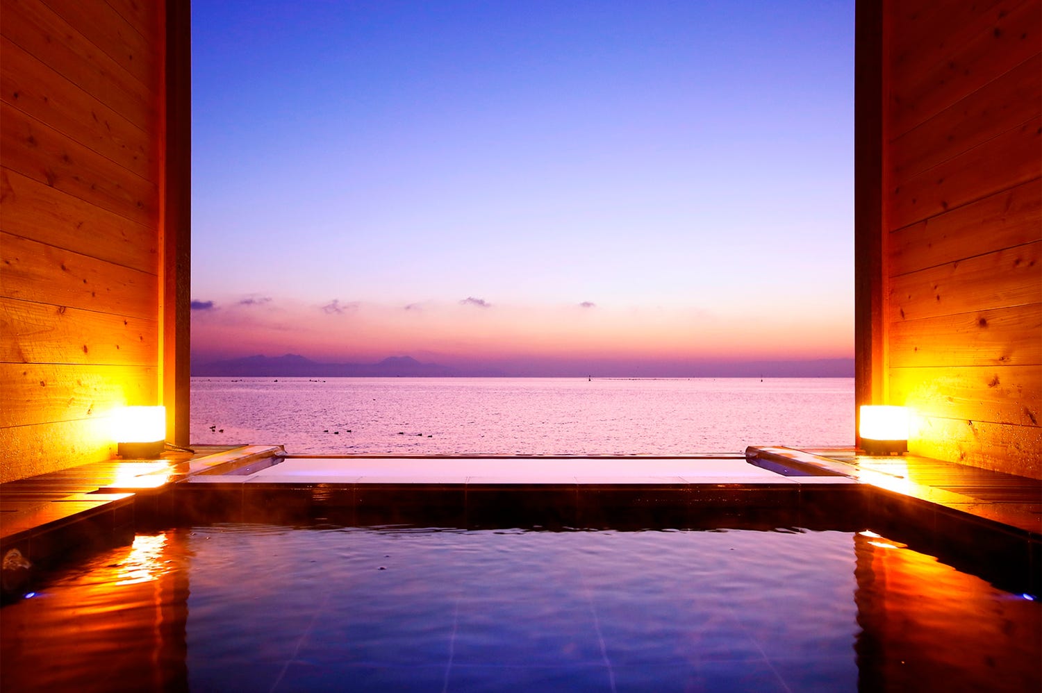 海と空に浮かぶ絶景温泉!「ホテル南風楼」の貸切露天で別世界の風景をひとり占め