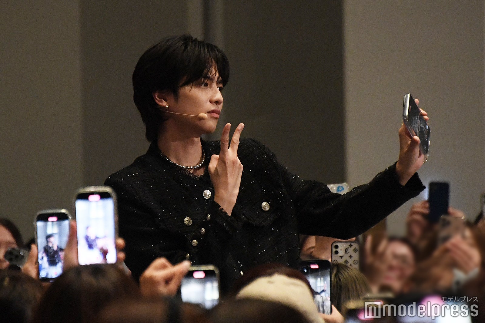 ファンのスマホで自撮りする志尊淳（C）モデルプレス