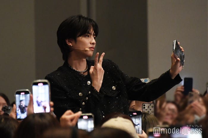 ファンのスマホで自撮りする志尊淳(C)モデルプレス