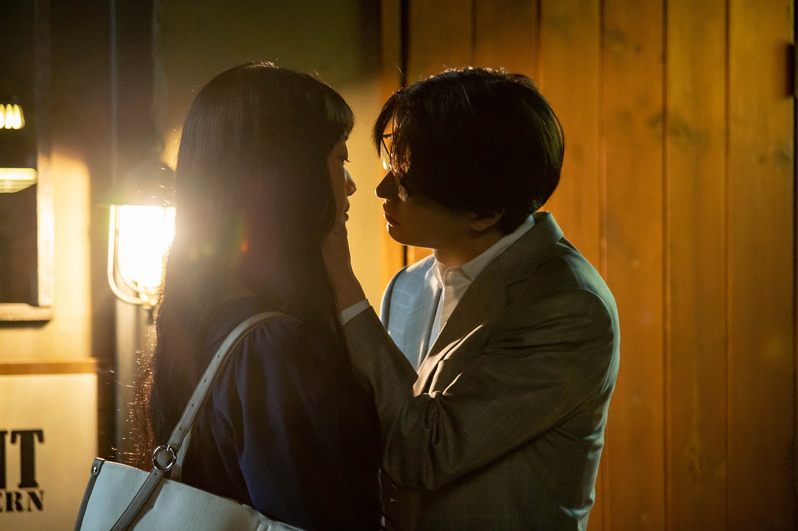 入山法子、稲葉友（C）「明日、私は誰かのカノジョ」製作委員会・MBS