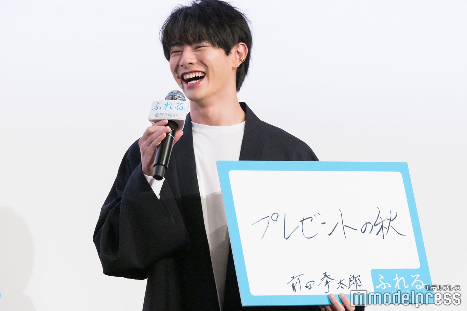 フリップを披露した前田拳太郎（C）モデルプレス