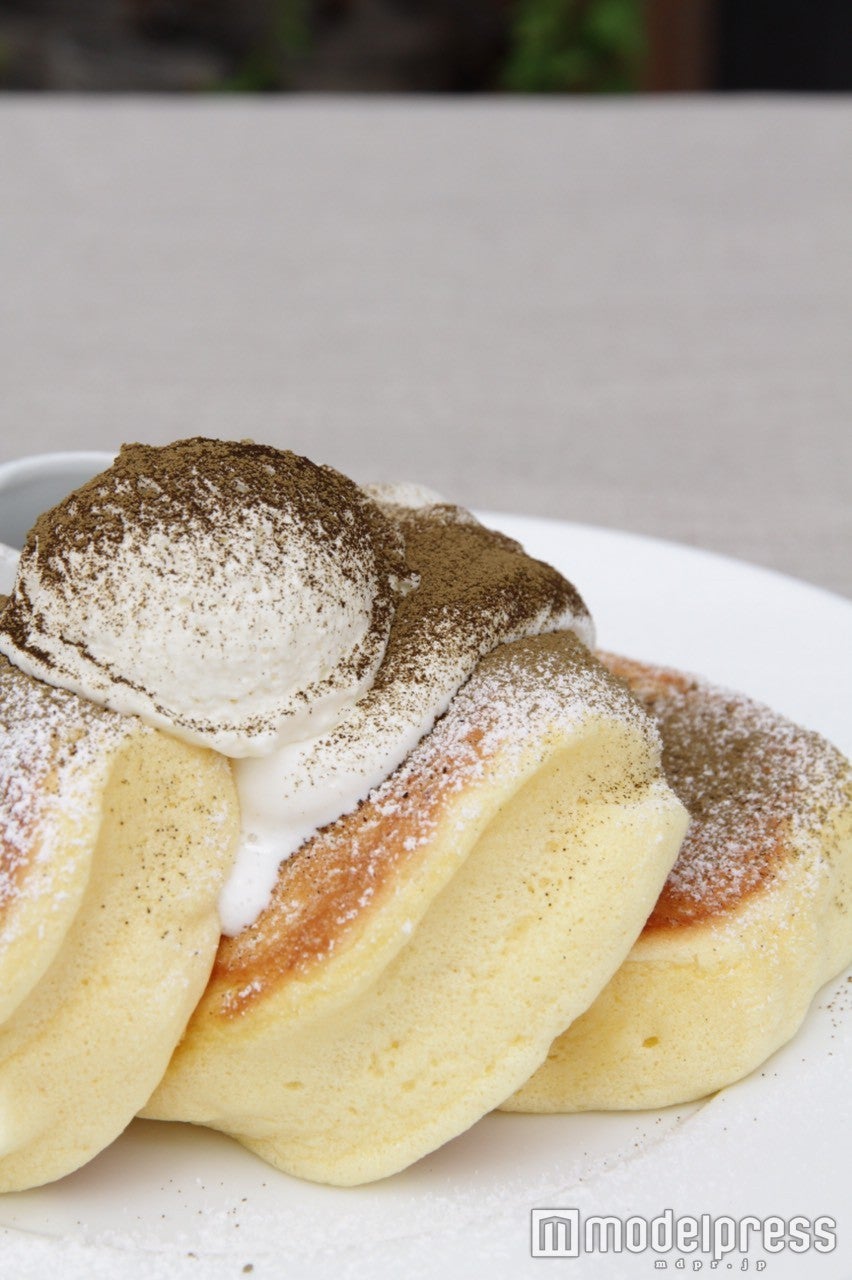 焙じ茶ティラミスパンケーキ 黒蜜添え
1,280円（税込）／画像提供：エーステクノロジー