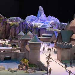 映画『アナと雪の女王』をテーマにしたエリアの模型（C）Disney
