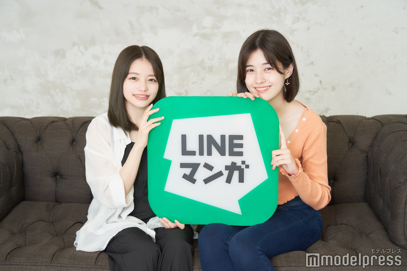 （左から）大塚美波、アリアナさくら（C）モデルプレス