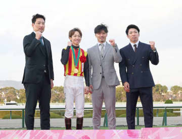 阪神・岩崎 馬券当たってもポーカーフェイス 坂本、石井と阪神競馬場でプレゼンター