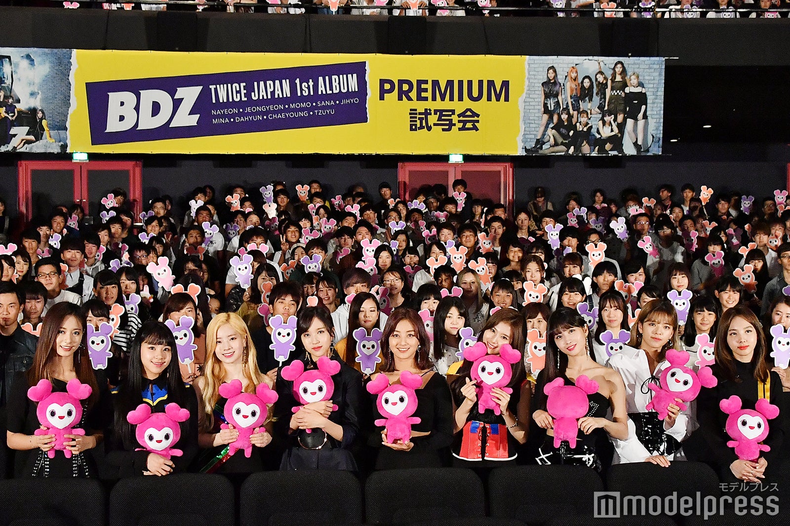 TWICE／左から：ツウィ、チェヨン、ダヒョン、ミナ、ジヒョ、サナ、モモ、ジョンヨン、ナヨン（C）モデルプレス