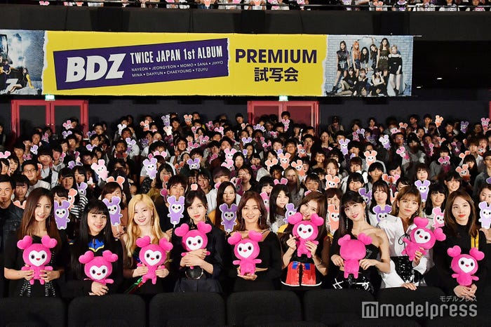 TWICE/左から:ツウィ、チェヨン、ダヒョン、ミナ、ジヒョ、サナ、モモ、ジョンヨン、ナヨン(C)モデルプレス